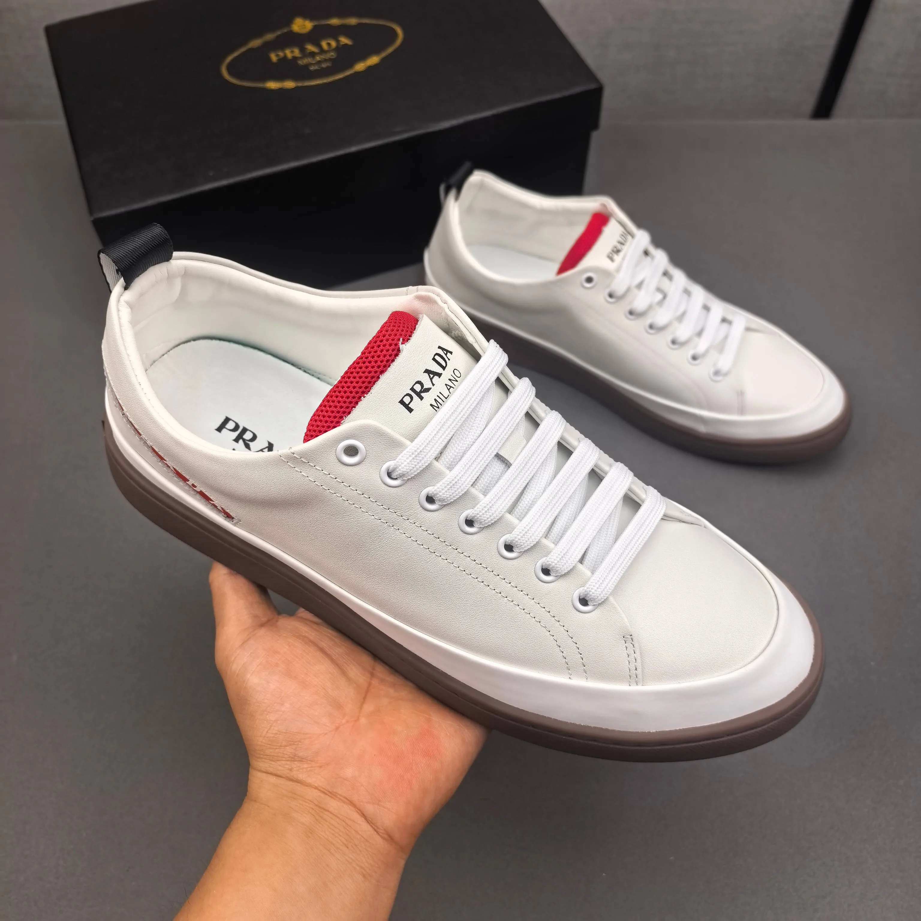 PP400👟👟👟Prada set off the audience! Prada, an international brand that is constantly innovating, this men's casual shoe, the original version, made of cowhide leather at a ratio of one to one at the store, with leather feet and rubber non-slip outsole, breathable and comfortable, quality speaks for itself👄38-44